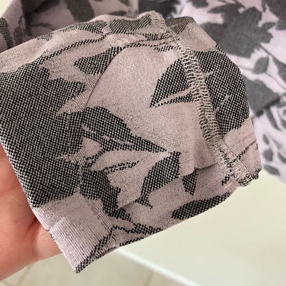 Athleta Seamless Momentum Top UPF 1X - Picture 2 of 3